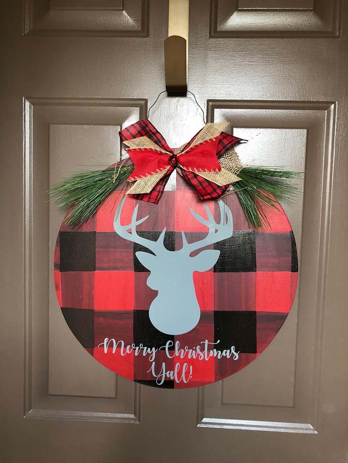 Buffalo Plaid Reindeer Door Hanger for the Holidays #Christmas #reindeer #decorhomeideas