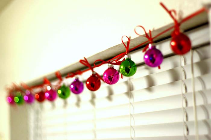 Bulbs and Bows #Christmas #DIY #garland #decorhomeideas
