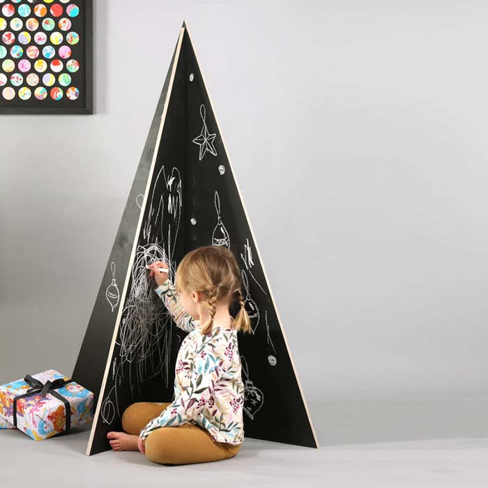 Chalkboard Christmas Tree #Christmas #Christmastree #nontraditional #decorhomeideas