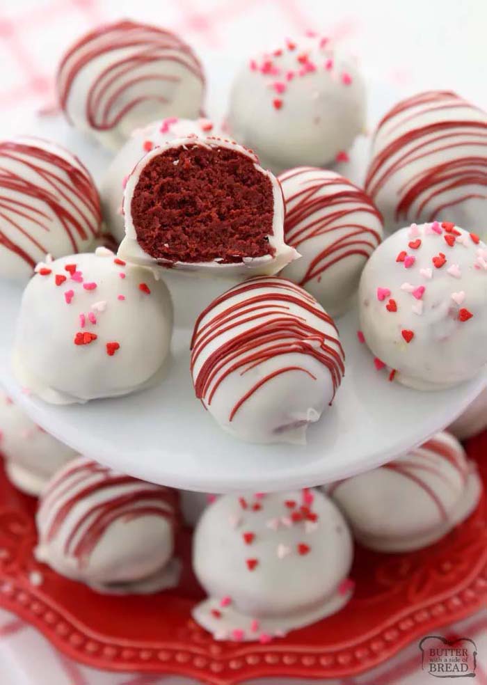 Christmas Red Velvet Oreo Balls #Christmas #treats #decorhomeideas