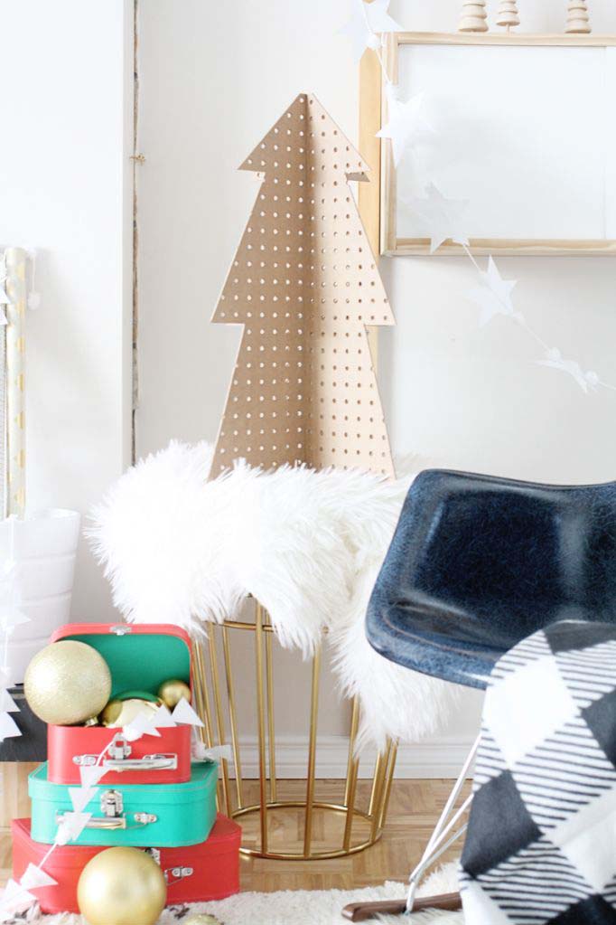 Craft an Unconventional Tree #Christmas #stylish #decorhomeideas