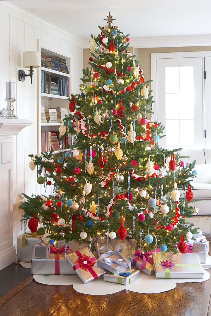 Cut Out a Tree Skirt #Christmas #style #decorhomeideas