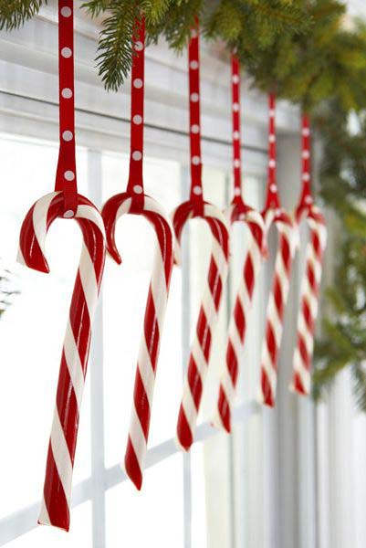 Dangle Treats from Windows #Christmas #style #decorhomeideas