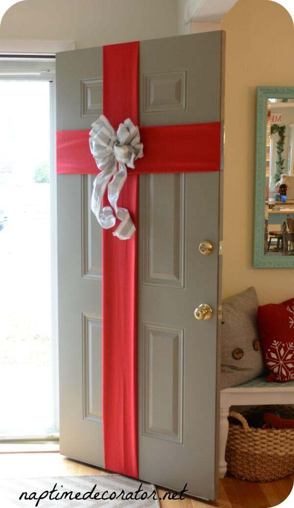 DIY Christmas Craft to Wrap Up Your Front Door #Christmas #crafts #decorations #decorhomeideas