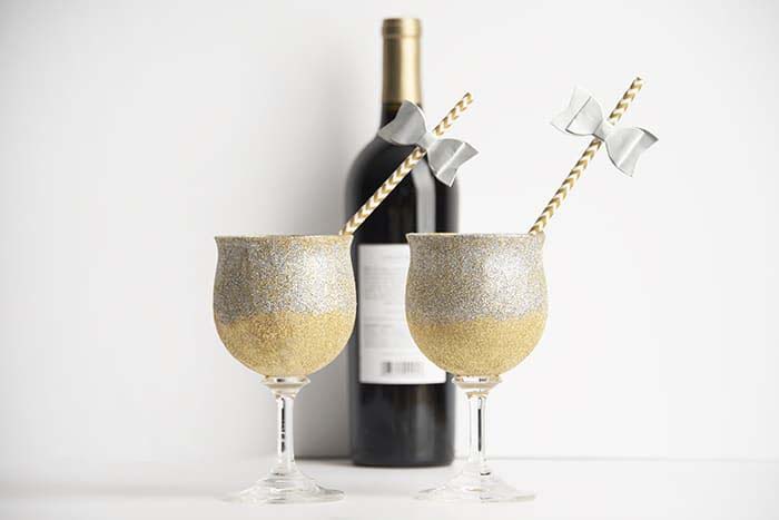 DIY Glitter Wine Glasses #NewYear #decorations #decorhomeideas