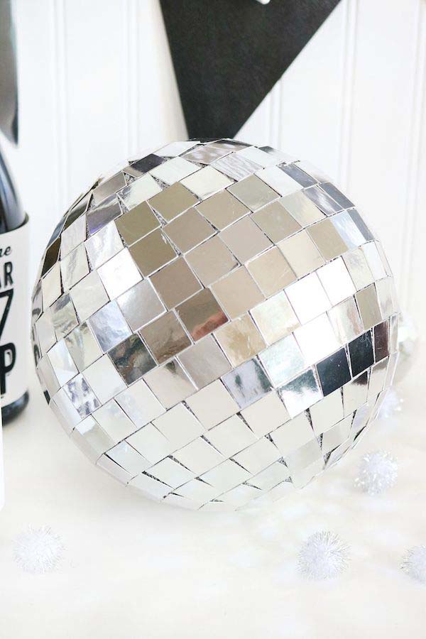 DIY Mirror Ball for NYE #NewYear #decorations #decorhomeideas