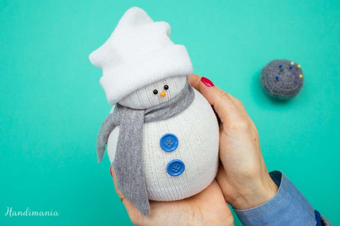 DIY No-Sew Sock Snowman #Christmas #snowman #crafts #decorhomeideas