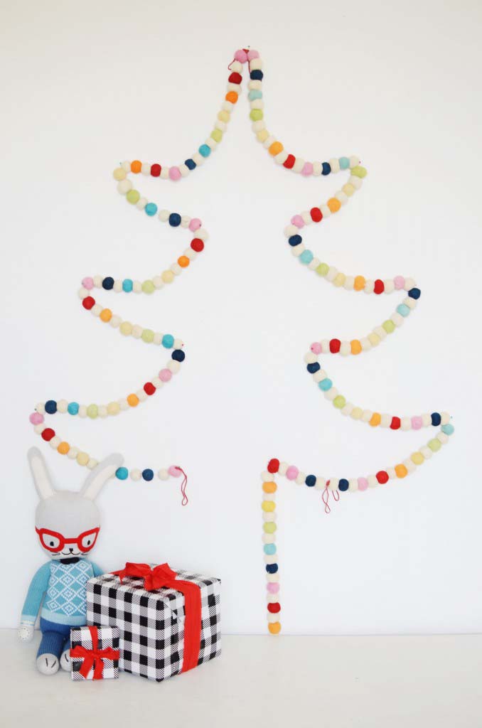 Felt Pom Pom Garland Tree #Christmas #Christmastree #nontraditional #decorhomeideas