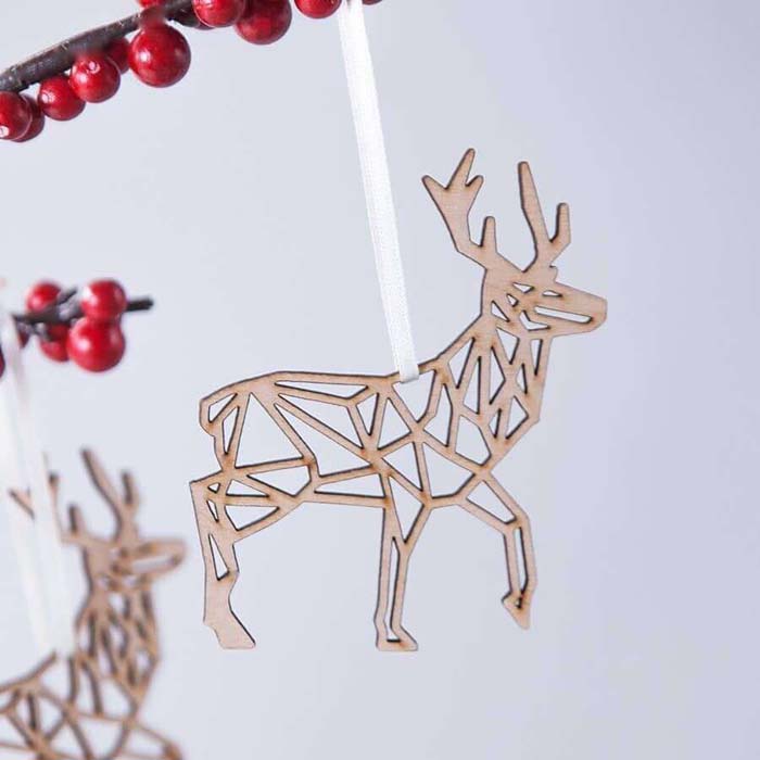 Geometric Wooden Reindeer Silhouette Holiday Decoration #Christmas #reindeer #decorhomeideas