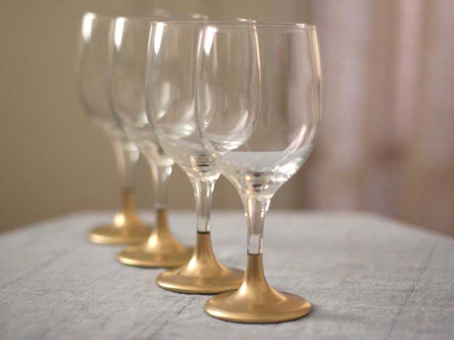 Gold Dipped Holiday Glasses #Christmas #cheap #elegant #decorhomeideas