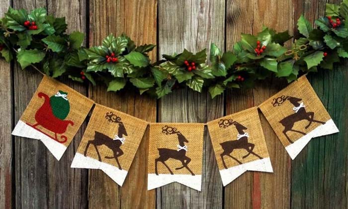 Holiday Burlap Banner with Santa’s Sleigh and Reindeer #Christmas #reindeer #decorhomeideas