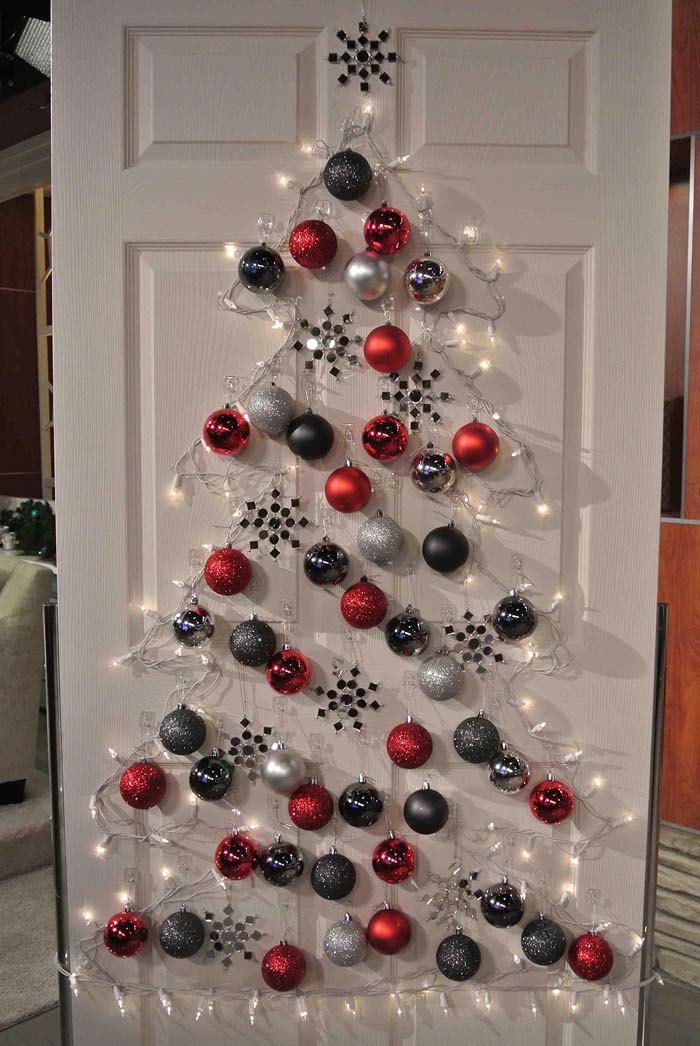 Light-up Door Display #Christmas #indoordecorations #decorhomeideas