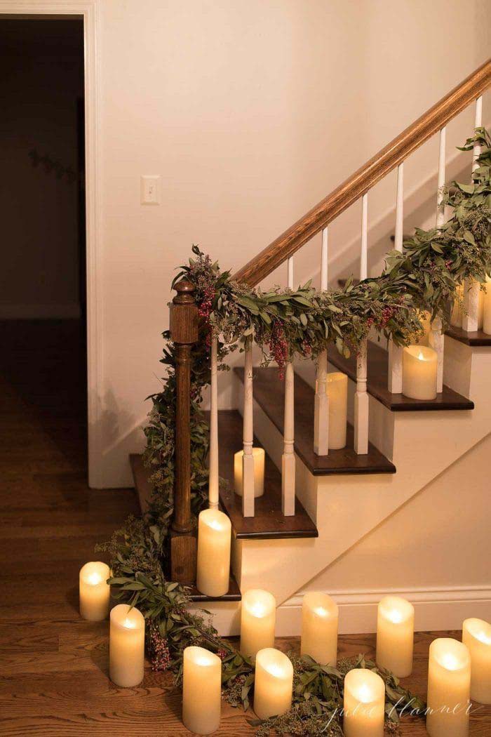 Line a Staircase #Christmas #stylish #decorhomeideas