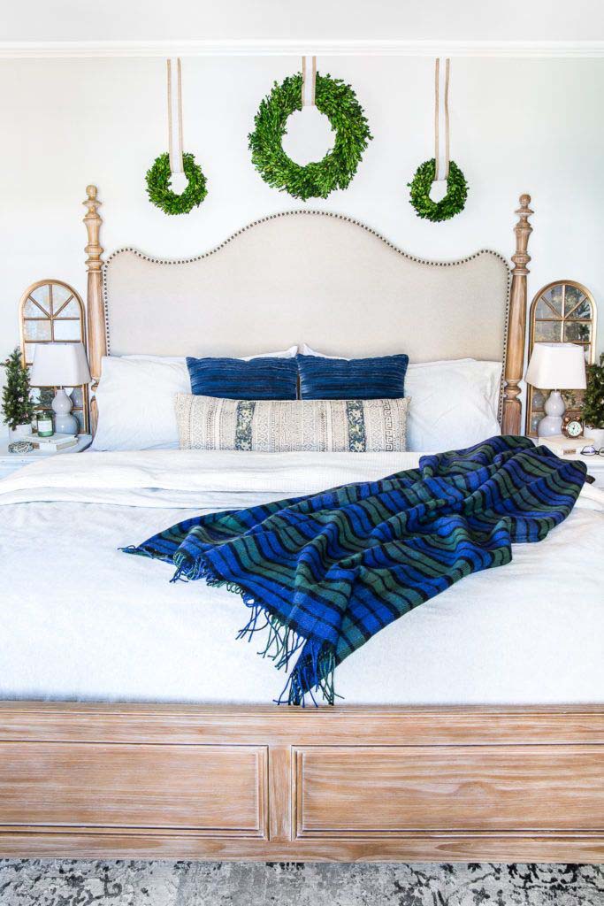 Make the Bedroom Festive #Christmas #stylish #decorhomeideas