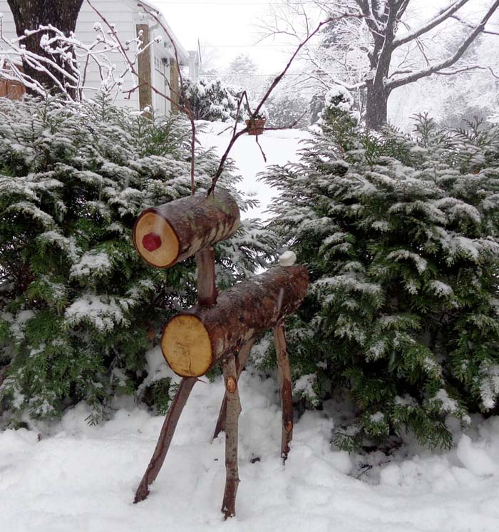 Marvelous Wooden Firewood Reindeer Christmas Decor #Christmas #reindeer #decorhomeideas
