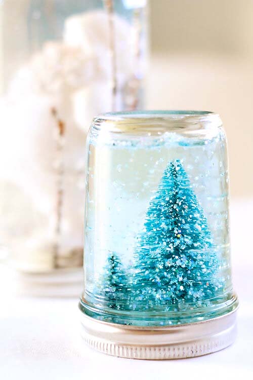 Mason Jar Snow Globe Tutorial #Christmas #crafts #decorations #decorhomeideas