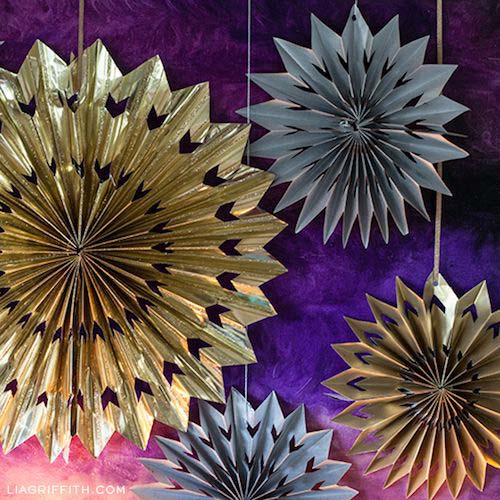 Metallic Paper Medallions #NewYear #decorations #decorhomeideas