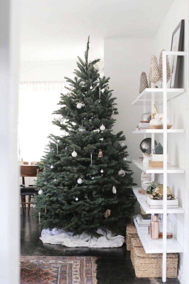 Minimal Ornaments #Christmas #Christmastree #nontraditional #decorhomeideas