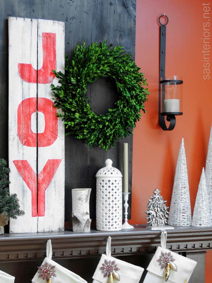 Paint a Message on Reclaimed Barn Wood #Christmas #mantel #decorhomeideas