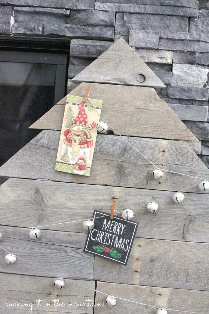 Pallet Christmas Tree Card Holder #Christmas #Christmastree #pallet #decorhomeideas