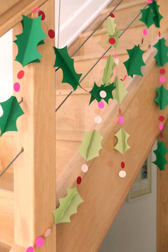 Paper Holly #Christmas #DIY #garland #decorhomeideas