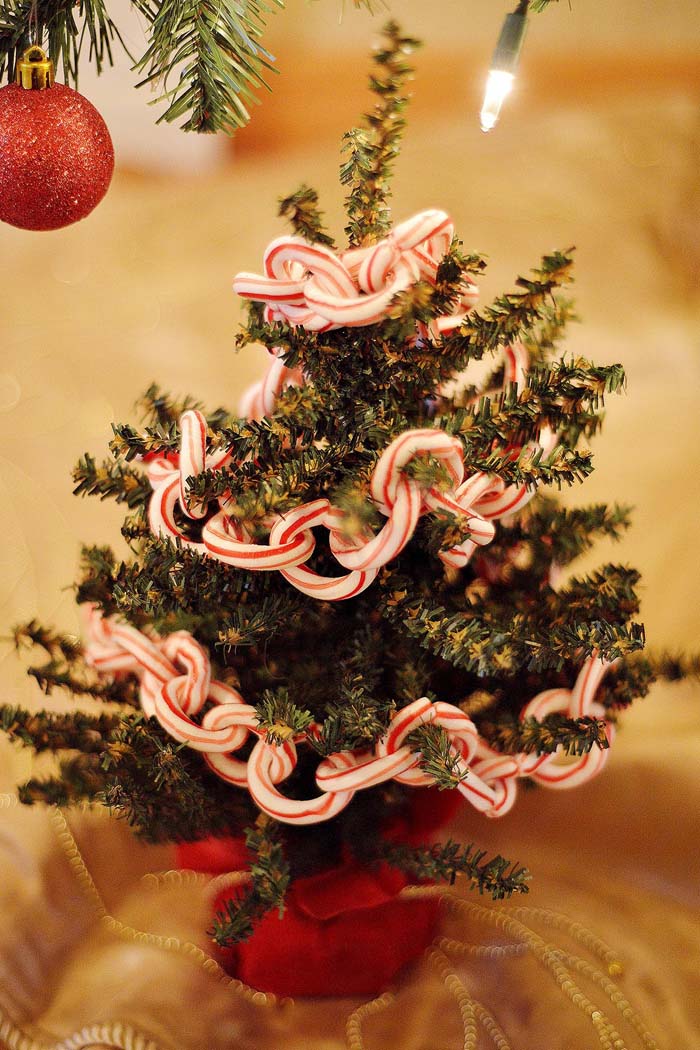 Peppermint Chain #Christmas #DIY #garland #decorhomeideas