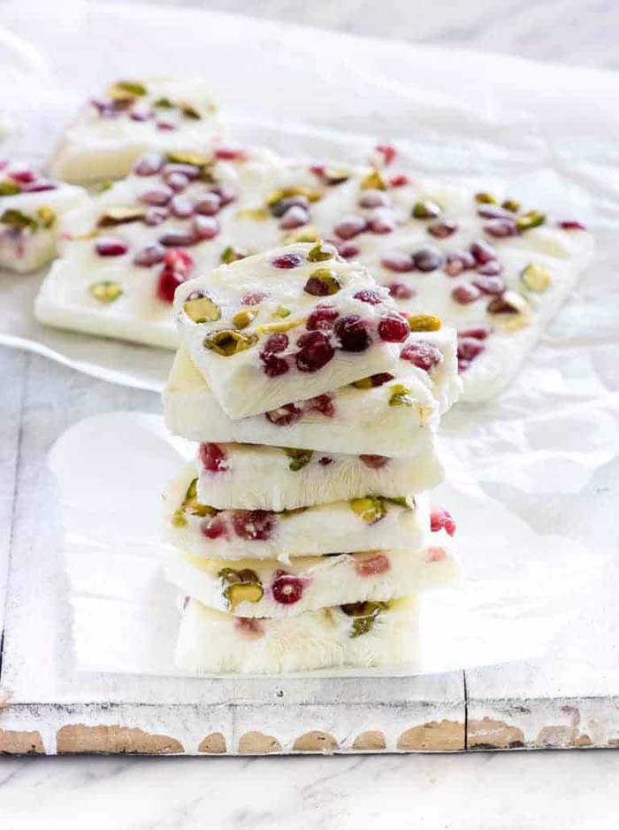 Pistachio And Pomegranate Frozen Yogurt Bark #Christmas #treats #decorhomeideas