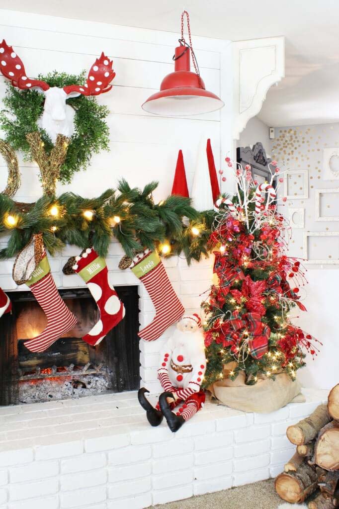 Playful Details Make a Mischievous Display #Christmas #mantel #decorhomeideas