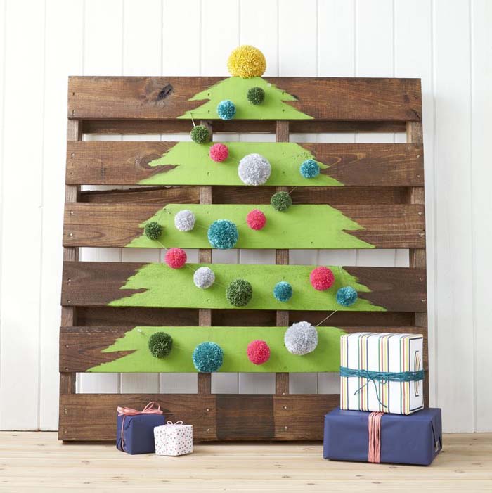 Pom-Pom Pallet Tree #Christmas #Christmastree #pallet #decorhomeideas