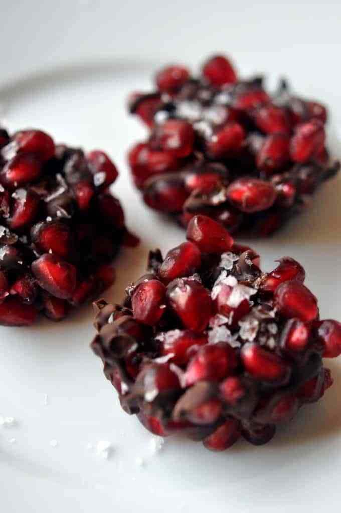 Pomegranate Dark Chocolate Bites #Christmas #treats #decorhomeideas