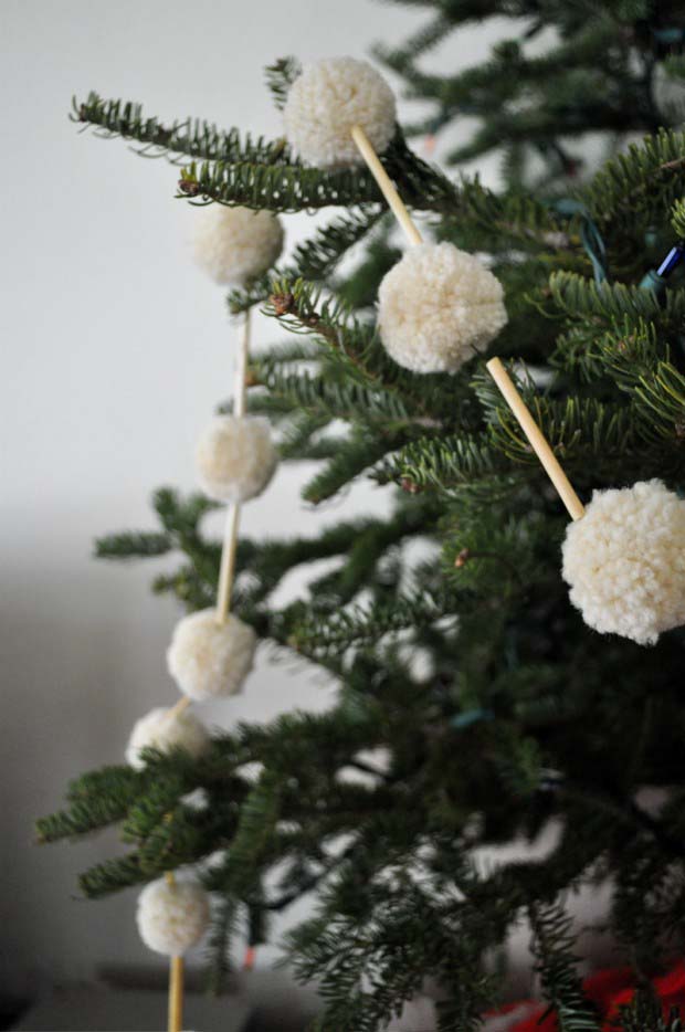 Pompom Garland #Christmas #DIY #garland #decorhomeideas