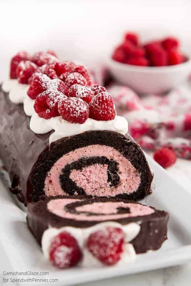 Raspberry Chocolate Swiss Roll Cake #Christmas #treats #decorhomeideas
