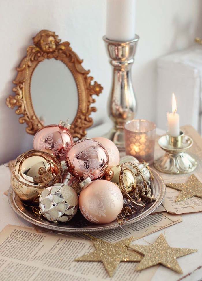 Regal Display of Christmas Balls #Christmas #indoordecorations #decorhomeideas