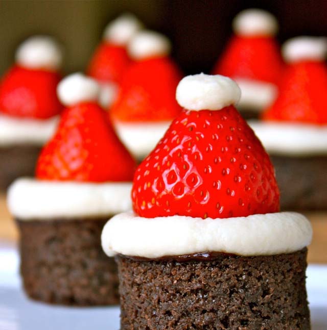 Santa Hat Brownies #Christmas #treats #decorhomeideas