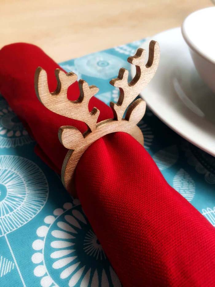 Trendy Wooden Christmas Reindeer Napkin Rings #Christmas #reindeer #decorhomeideas