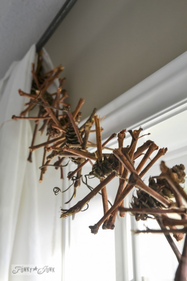 Twig Pinecone Garland #Christmas #DIY #garland #decorhomeideas