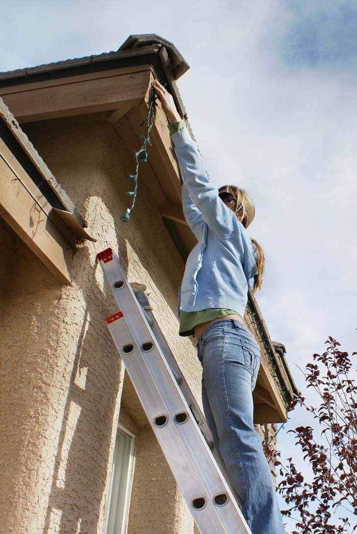 Use Binder Clips to Hang Lights #Christmas #hanginghacks #decorhomeideas