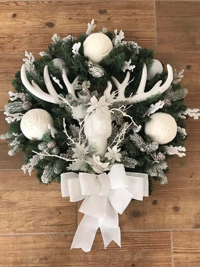 White Holiday Wreath Reindeer Christmas Decor #Christmas #reindeer #decorhomeideas