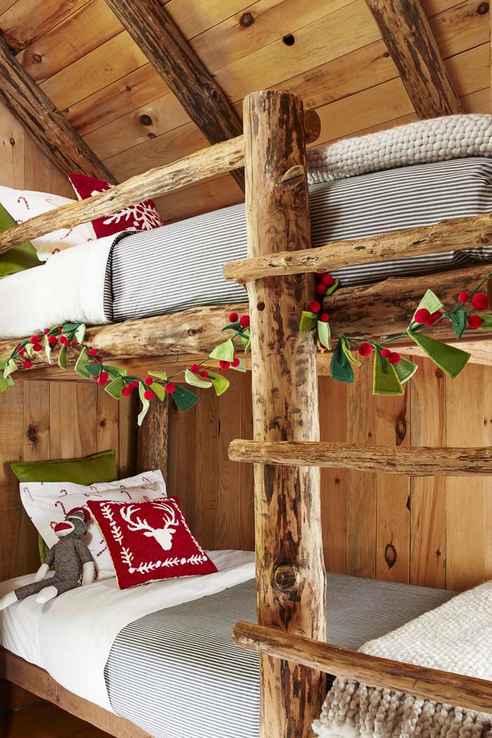 Wrap Garland Around Bedposts #Christmas #stylish #decorhomeideas