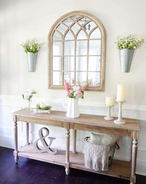 A Country Cottage Inspired Entryway Arrangement #farmhouse #design #decorhomeideas