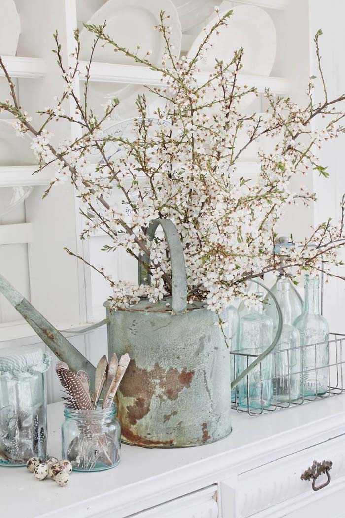 A Wintery Centerpiece with Spring Feathers and Eggs #farmhouse #diningroom #decorhomeideas