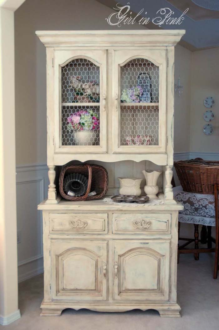 An Old-Fashioned Cupboard for Plates and Decor #farmhouse #diningroom #decorhomeideas