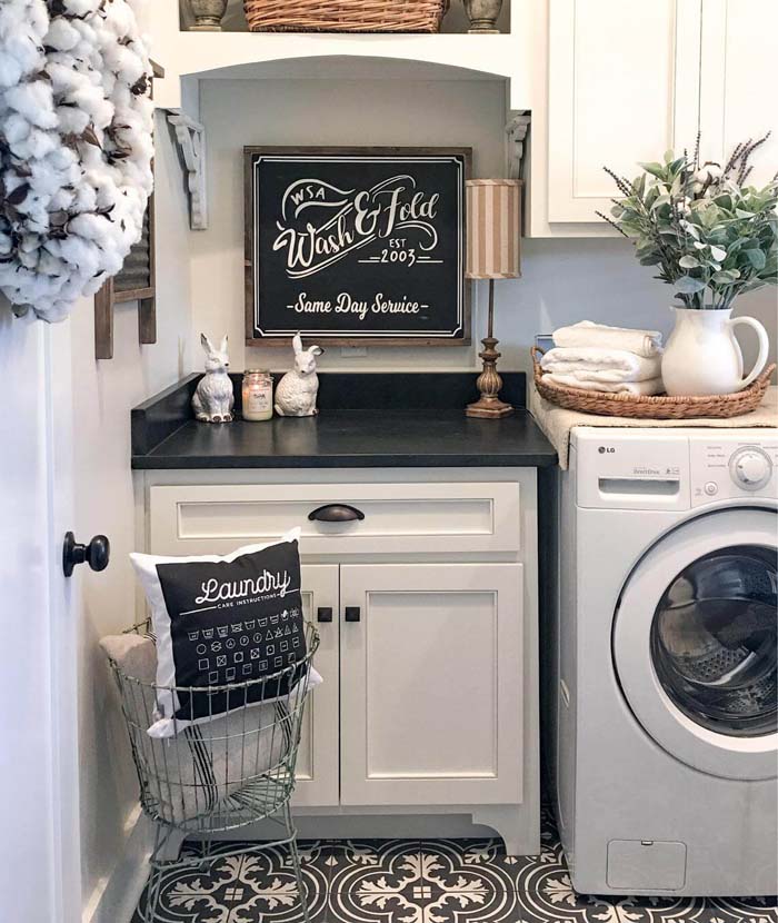 Black & White Farmhouse Laundry Room #masonjarlights #masonjar #decorhomeideas