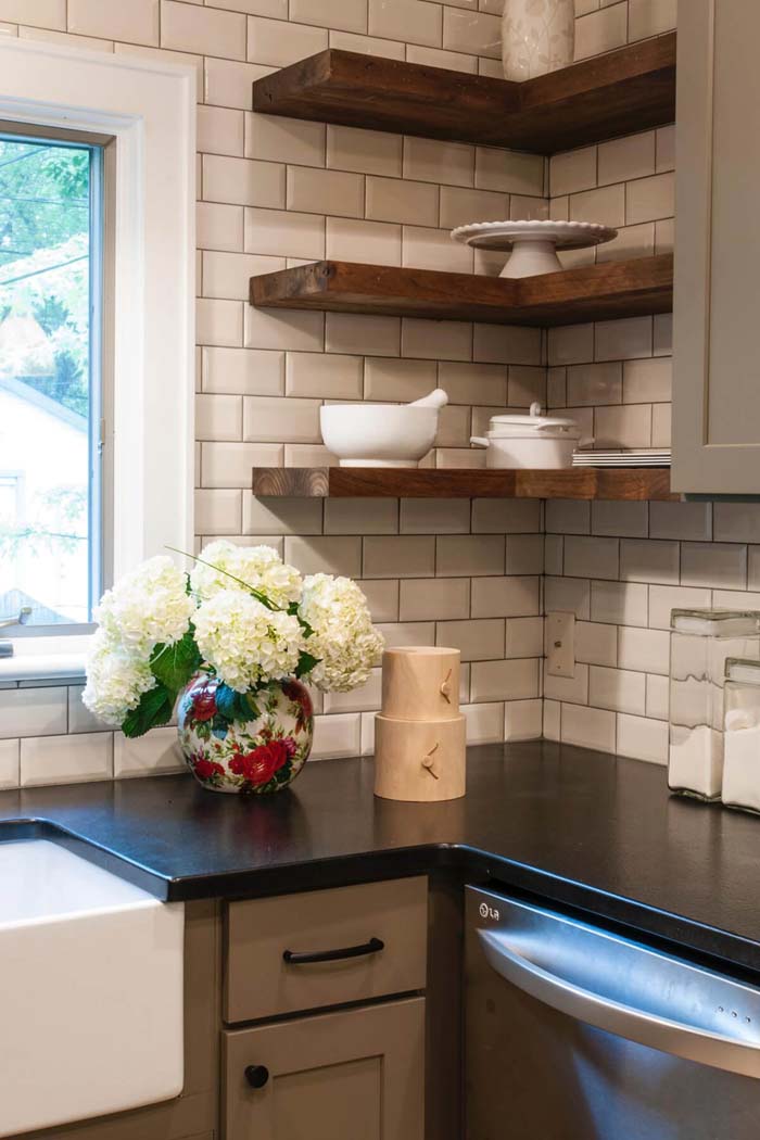 Black, White, Woodsy Minimalist Cottage Kitchen #cottage #kitchen #decorhomeideas