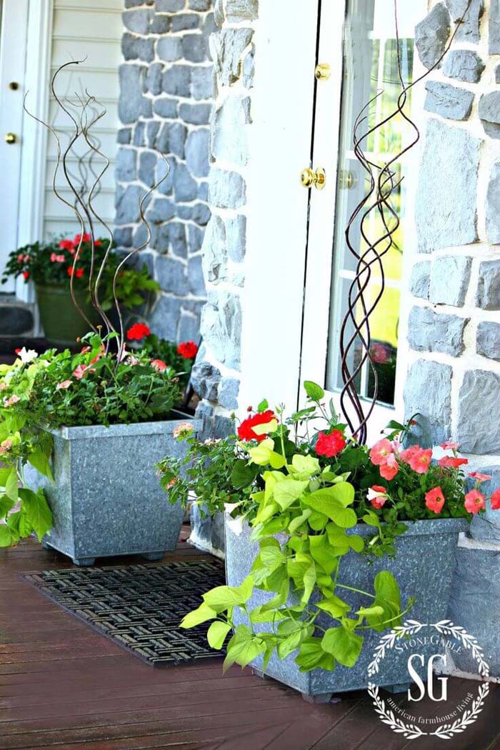 Bright Spring Planters with Curly Branches #spring #frontporch #decor #decorhomeideas