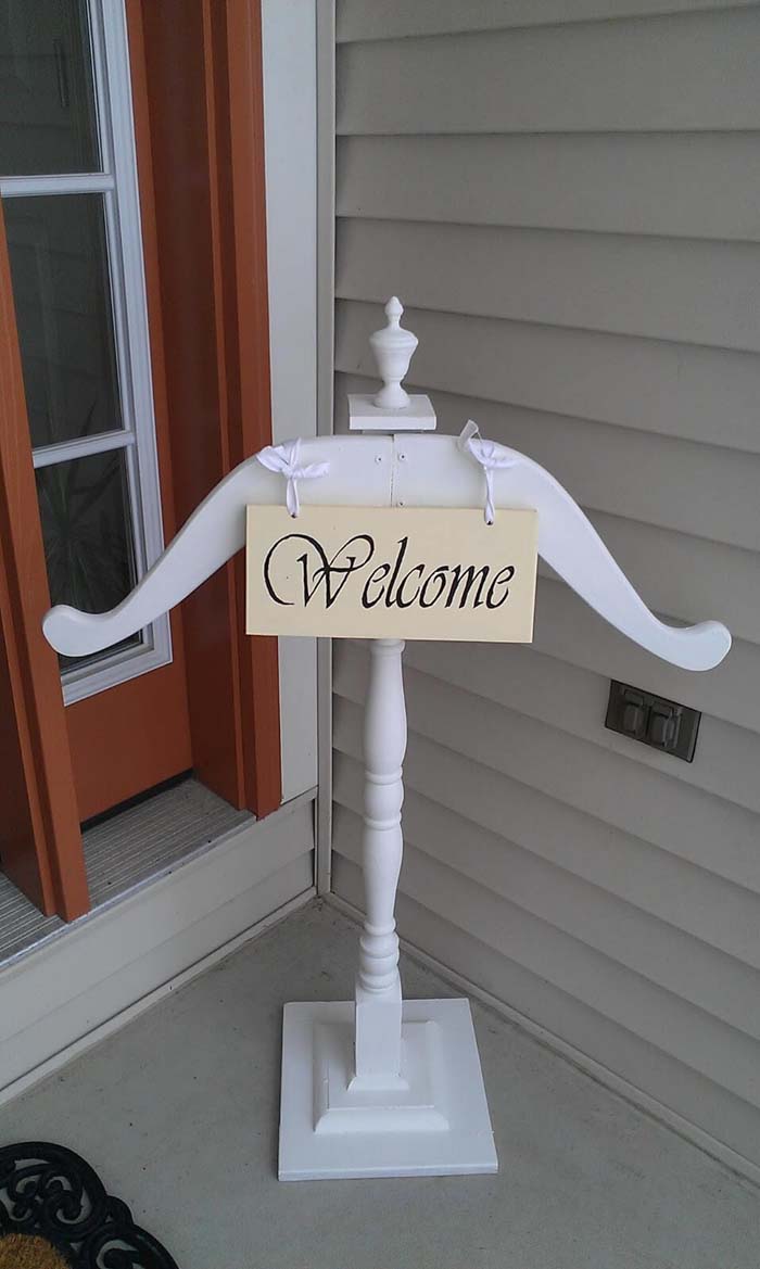 Charming White Welcome Post and Hanging Sign #porch #post #decorhomeideas