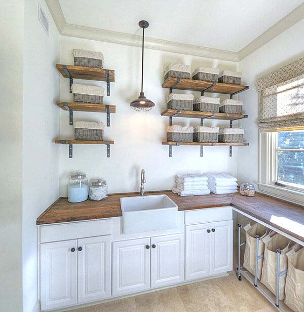 Clean White Cabinets with Hanging Shelves #masonjarlights #masonjar #decorhomeideas