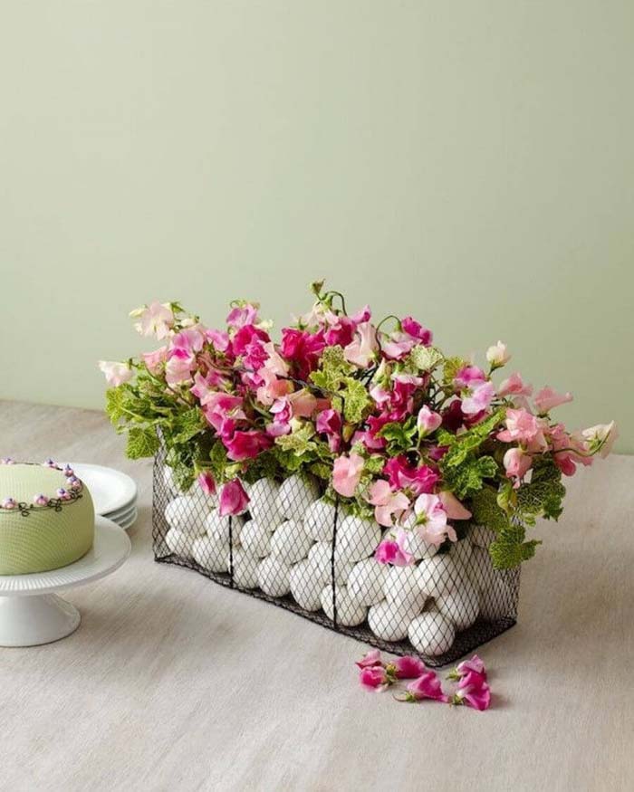 Create a Centerpiece with Flowers and Eggs #spring #decor #decorhomeideas