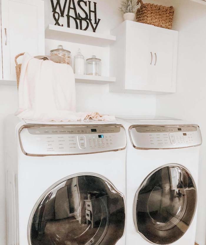 Crisp and Clean White Linen Laundry Lounge #masonjarlights #masonjar #decorhomeideas