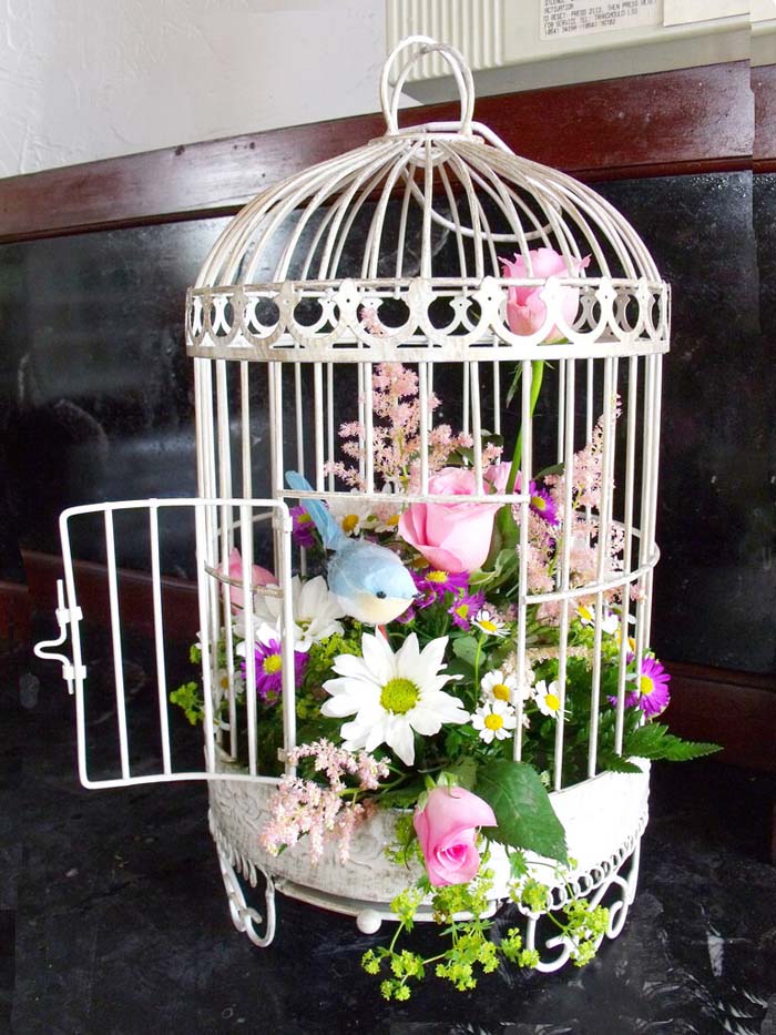 Cute Spring Birdcage Floral Decoration #spring #frontporch #decor #decorhomeideas